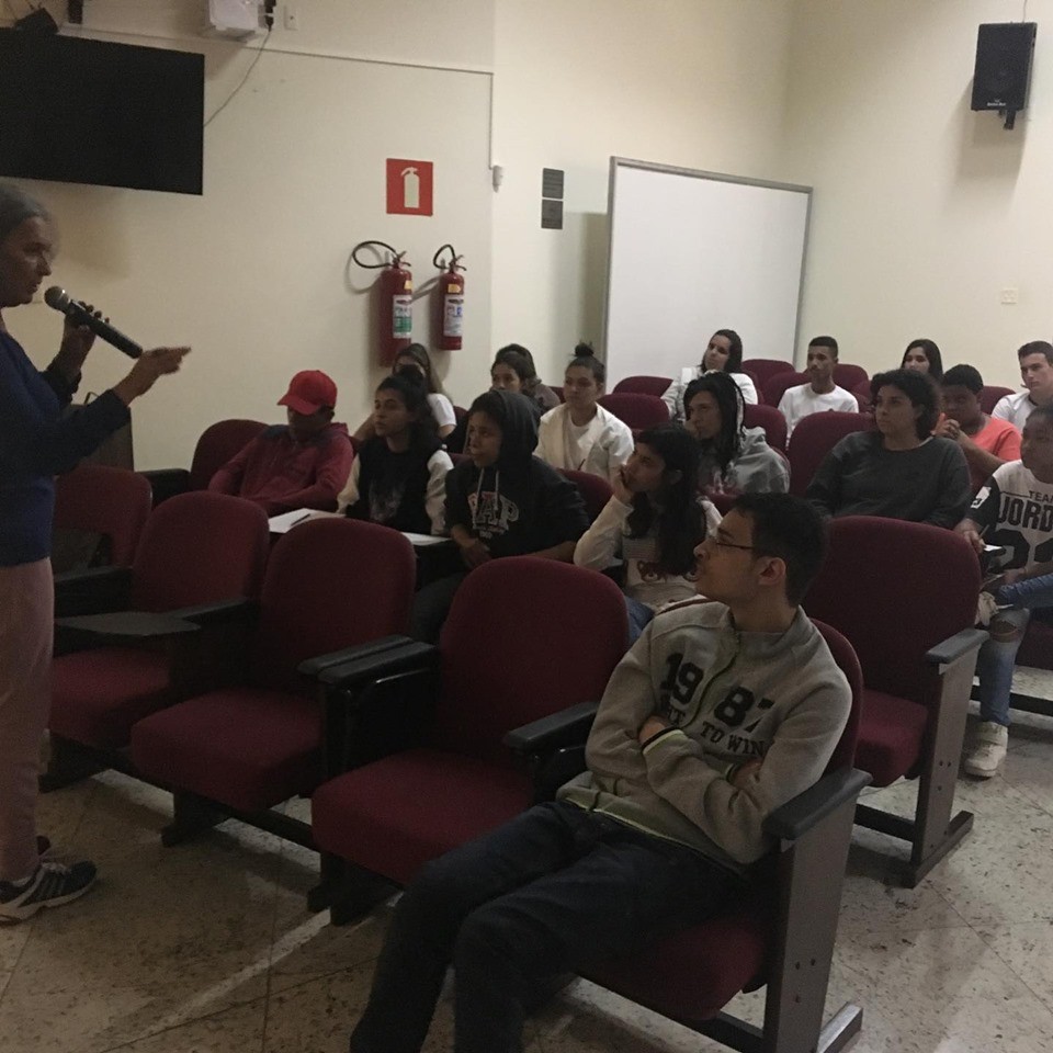 Imagem 2 da notícia: Alunos de Jacutinga visitam a Escola do Legislativo de Pouso Alegre
